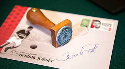 A képen a 100 éve született Bozsik József FDC és egy pecsét látható