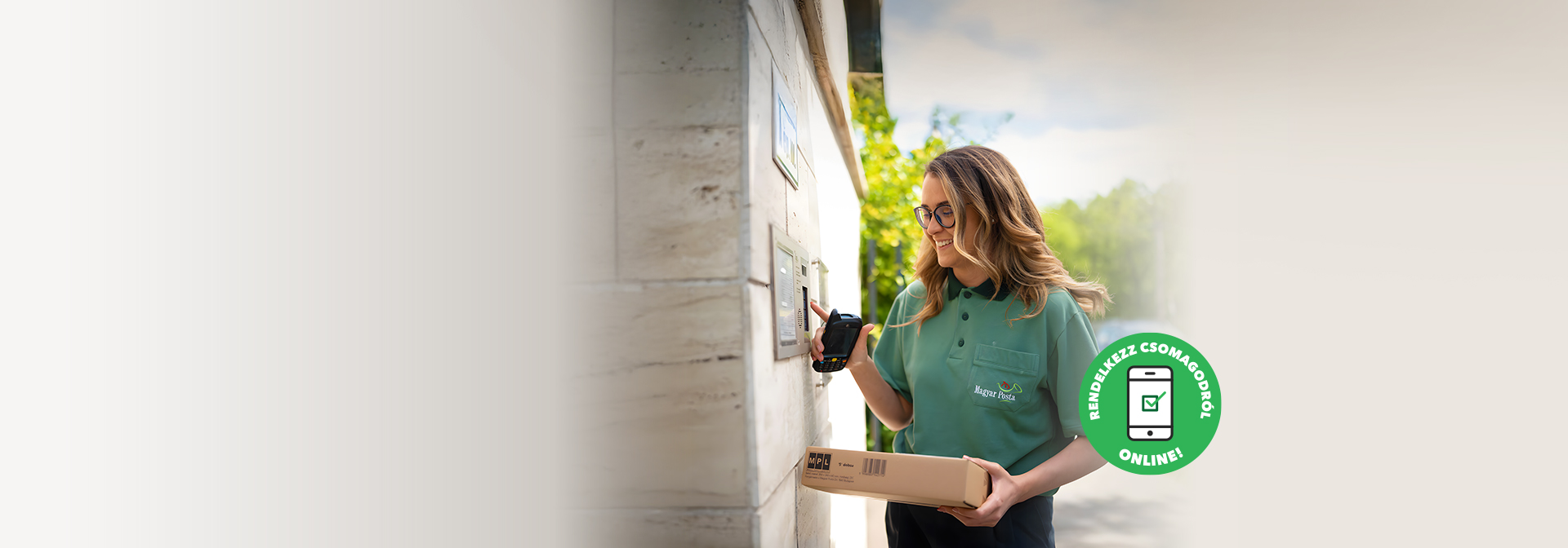 Akkor csenget amikor akarod - a képen egy postai kézbesítő hölgy látható egy csomaggal a kezébe